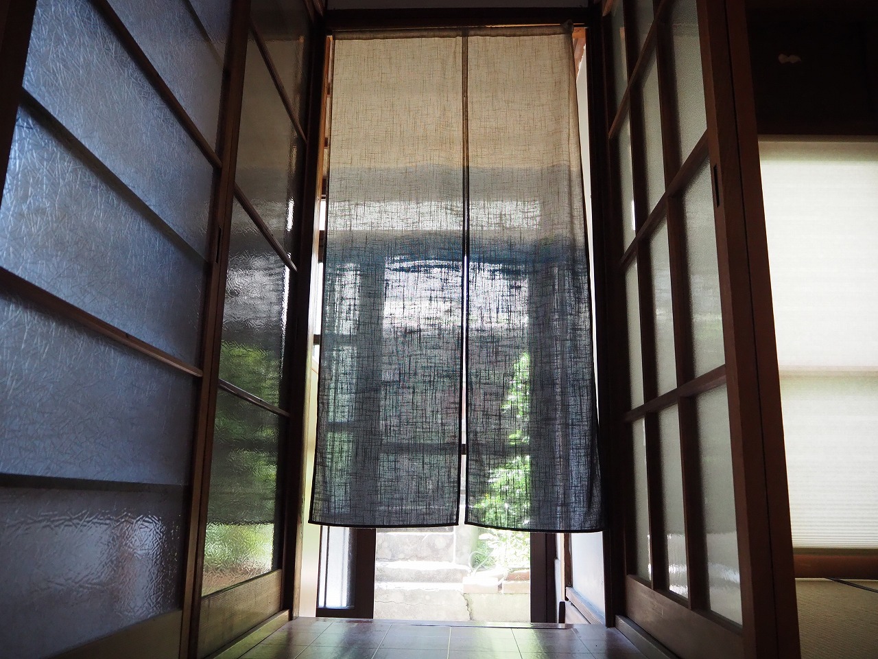 暖簾 部屋から