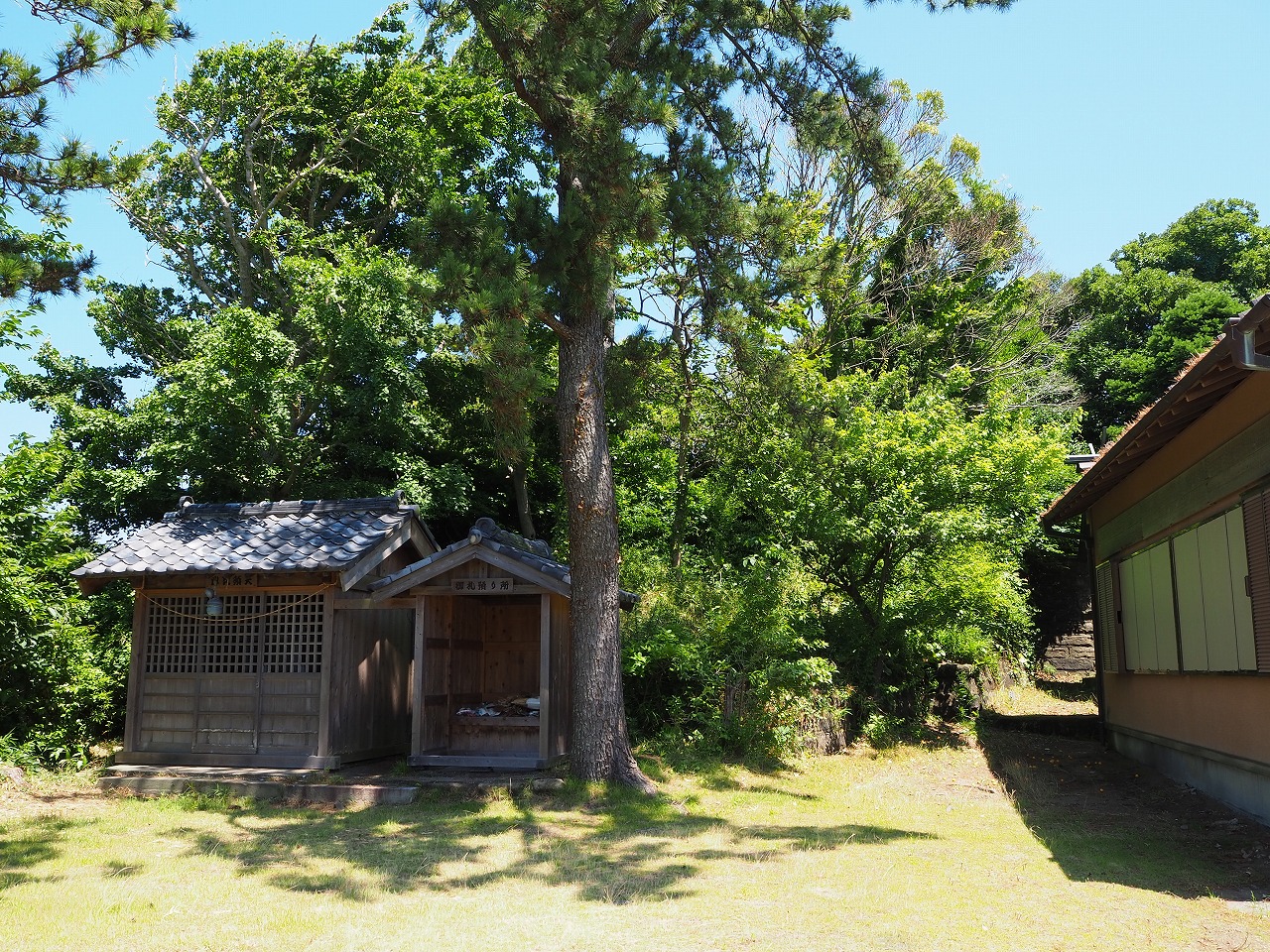 神明社敷地内